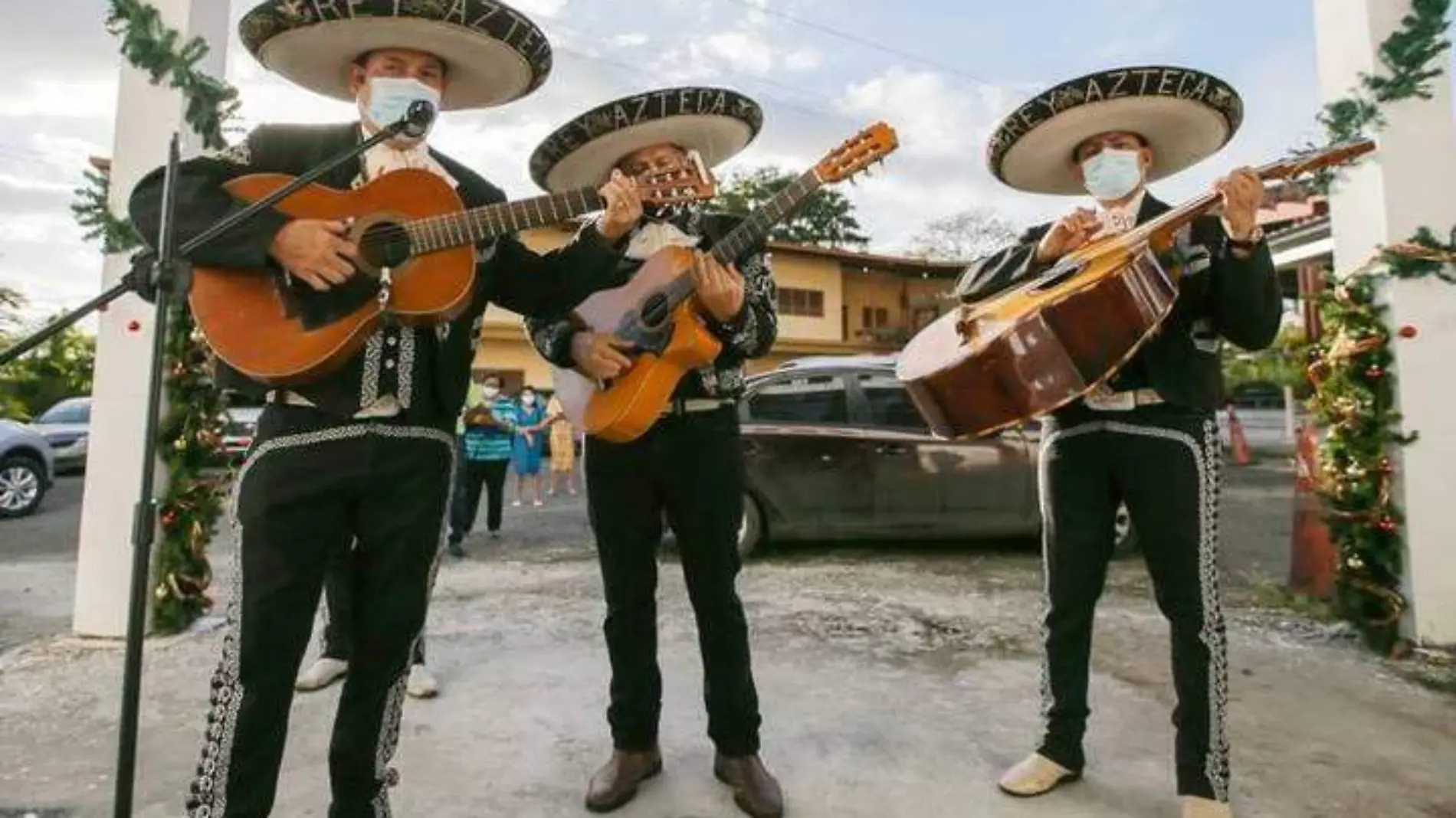 Mariachis ofreciendo serenata